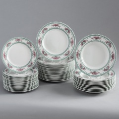 7-7995_Partial-Dinner-Service-by-Wedgwood-in-22Compiégne22-Pattern-1-of-8
