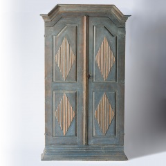 7-8131_Gustavian-Cabinet-with-Coral-and-Blue-Diamond-Carvings-10