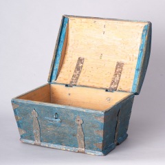 7-8158-Swedish-Travel-box-with-domed-lid-and-blue-paint-C-1820-17