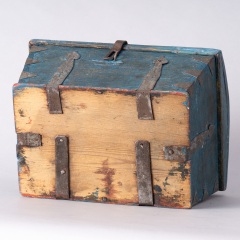 7-8158-Swedish-Travel-box-with-domed-lid-and-blue-paint-C-1820-19