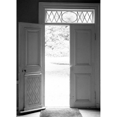 5-Entrance-door-photographed-from-inside-the-manor-Augerums-farm.-The-new-mansion-1